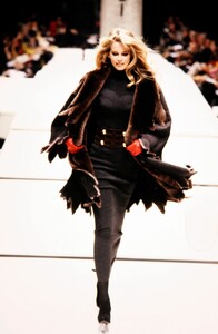 fendi-fw-92-7.thumb.jpg.5feef8caea0c061b0d8ffd6c4bc1bdbd.jpg
