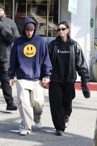 hailey-and-justin-bieber-leaves-beverly-glen-deli-in-bel-air-02-12-2023-2.jpg