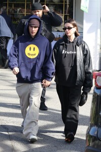 hailey-and-justin-bieber-leaves-beverly-glen-deli-in-bel-air-02-12-2023-4.jpg