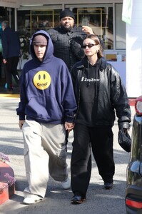 hailey-and-justin-bieber-leaves-beverly-glen-deli-in-bel-air-02-12-2023-5.jpg