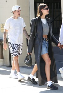 hailey-and-justin-bieber-leaves-great-white-in-los-angeles-02-10-2023-3.jpg
