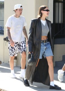 hailey-and-justin-bieber-leaves-great-white-in-los-angeles-02-10-2023-6.jpg