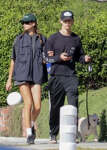 kaia-gerber-and-austin-butler-stroll-together-in-los-feliz-02-11-2023-2.jpg