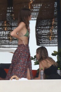 kaia-gerber-and-cindy-crawford-on-their-new-year-s-vacation-in-los-cabos-12-29-2022-9.jpg