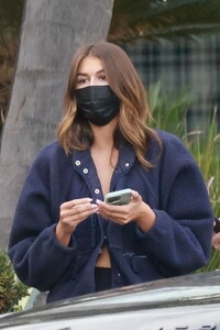 kaia-gerber-at-maru-coffee-in-los-feliz-01-07-2023-3.jpg