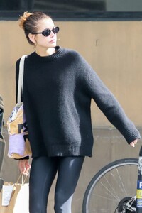 kaia-gerber-exits-a-restaurant-in-los-feliz-02-14-2023-1.jpg
