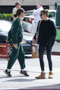 kaia-gerber-exits-a-restaurant-in-los-feliz-02-14-2023-5.jpg