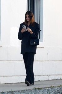 kaia-gerber-leaves-a-studio-in-los-angeles-01-23-2023-2.jpg