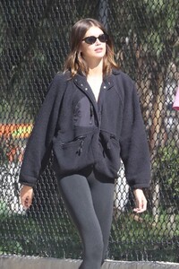 kaia-gerber-out-walk-in-a-park-with-a-friend-and-her-dog-in-los-angeles-02-08-2023-3.jpg