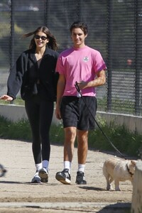kaia-gerber-out-walk-in-a-park-with-a-friend-and-her-dog-in-los-angeles-02-08-2023-6.jpg