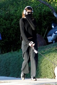 kaia-gerber-out-with-her-dog-in-los-angeles-02-07-2023-1.jpg