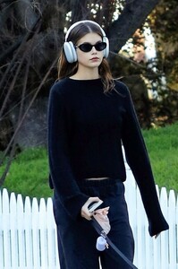 kaia-gerber-out-with-her-dog-in-los-angeles-02-07-2023-3.jpg