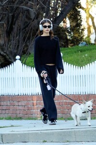 kaia-gerber-out-with-her-dog-in-los-angeles-02-07-2023-5.jpg