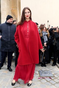 karlie-kloss-at-christian-dior-show-at-paris-fashion-week-01-23-2023-2.jpg