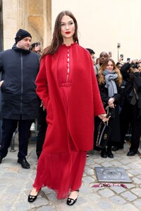karlie-kloss-at-christian-dior-show-at-paris-fashion-week-01-23-2023-3.jpg