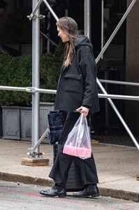 karlie-kloss-goes-makeup-free-carrying-her-luggage-in-new-york-02-06-2023-2.jpg