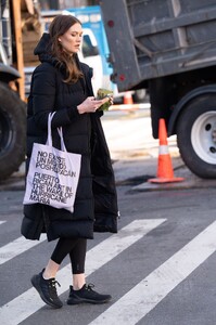 karlie-kloss-out-on-valentine-s-day-in-new-york-02-14-2023-1.jpg