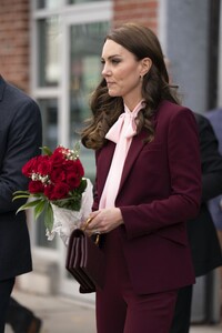 kate-middleton-and-prince-william-at-greentown-llabs-in-somerville-12-01-2022-3.jpg