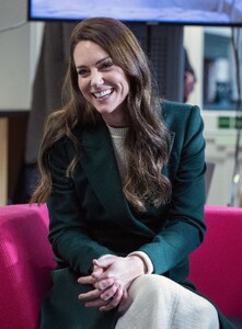 kate-middleton-at-a-tour-of-kirkgate-market-in-leeds-01-31-2023-1.jpg