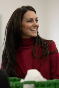 kate-middleton-at-windsor-foodshare-in-windsor-01-26-2023-0.jpg