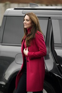 kate-middleton-at-windsor-foodshare-in-windsor-01-26-2023-2.jpg