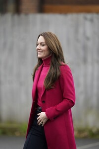 kate-middleton-at-windsor-foodshare-in-windsor-01-26-2023-5.jpg