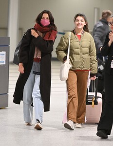 katie-holmes-and-suri-cruise-arrives-at-newark-airport-in-new-jersey-12-27-2022-1.jpg