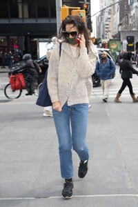katie-holmes-arrives-at-new-york-theatre-for-rehearsals-02-07-2023-1.thumb.jpg.7d94183d858bbe3dd052b2f2dabf2114.jpg