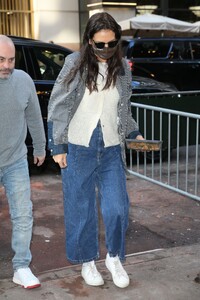 katie-holmes-arrives-at-rehearsal-for-her-new-play-the-wanderers-in-new-york-01-18-202-0.jpg