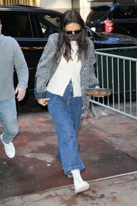 katie-holmes-arrives-at-rehearsal-for-her-new-play-the-wanderers-in-new-york-01-18-202-2.jpg