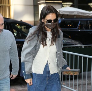 katie-holmes-arrives-at-rehearsal-for-her-new-play-the-wanderers-in-new-york-01-18-202-4.jpg