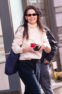 katie-holmes-heading-to-matinee-performance-of-the-wanderers-in-new-york-02-11-2023-0.jpg