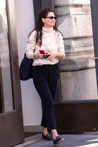 katie-holmes-heading-to-matinee-performance-of-the-wanderers-in-new-york-02-11-2023-2.jpg