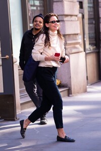 katie-holmes-heading-to-matinee-performance-of-the-wanderers-in-new-york-02-11-2023-4.jpg