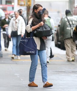 katie-holmes-leaves-her-apartment-in-new-york-01-13-2023-2.thumb.jpg.5bb01a1ec6cb4bf50a9aad83ecaccfa4.jpg