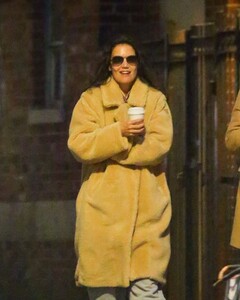katie-holmes-night-out-with-a-friend-in-new-york-12-13-2022-0.jpg