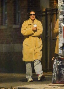 katie-holmes-night-out-with-a-friend-in-new-york-12-13-2022-3.jpg