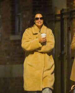 katie-holmes-night-out-with-a-friend-in-new-york-12-13-2022-5.jpg