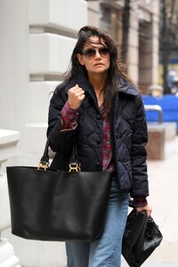 katie-holmes-out-and-about-in-new-york-01-03-2023-3.thumb.jpg.3b5868c352d615f6c7f4f2a41db33dd6.jpg