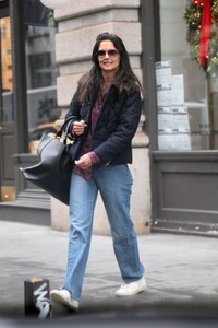 katie-holmes-out-and-about-in-new-york-01-03-2023-4.thumb.jpg.e322186a45a53306103e5b8aaca913fe.jpg