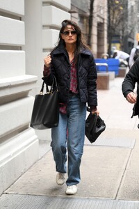 katie-holmes-out-and-about-in-new-york-01-03-2023-6.thumb.jpg.6cc2b5bd63ecdee9c273518650484d51.jpg