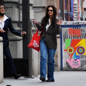 katie-holmes-out-and-about-in-new-york-01-27-2023-1.thumb.jpg.ccd3fb89387edbbb4aece46bb0c43817.jpg