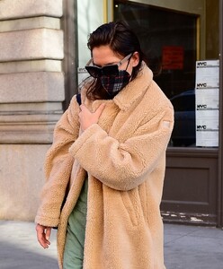 katie-holmes-out-and-about-in-new-york-01-28-2023-3.jpg