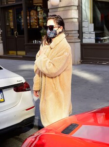 katie-holmes-out-and-about-in-new-york-01-28-2023-4.jpg