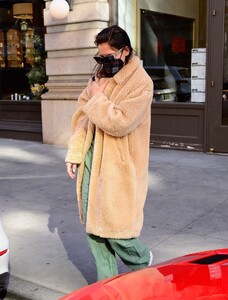 katie-holmes-out-and-about-in-new-york-01-28-2023-5.jpg