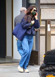 katie-holmes-out-and-about-in-new-york-02-09-2023-2.jpg