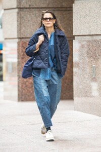 katie-holmes-out-and-about-in-new-york-02-22-2023-3.jpg