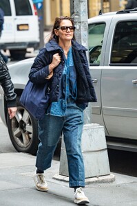 katie-holmes-out-and-about-in-new-york-02-22-2023-4.jpg