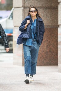 katie-holmes-out-and-about-in-new-york-02-22-2023-6.jpg