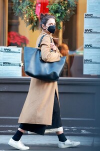 katie-holmes-out-and-about-in-new-york-12-29-2022-4.thumb.jpg.f9d51e80aff9519f7aa3f13d6eef1df8.jpg